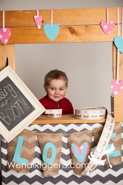 Valentine-Mini-Session-Kissing-Booth-02