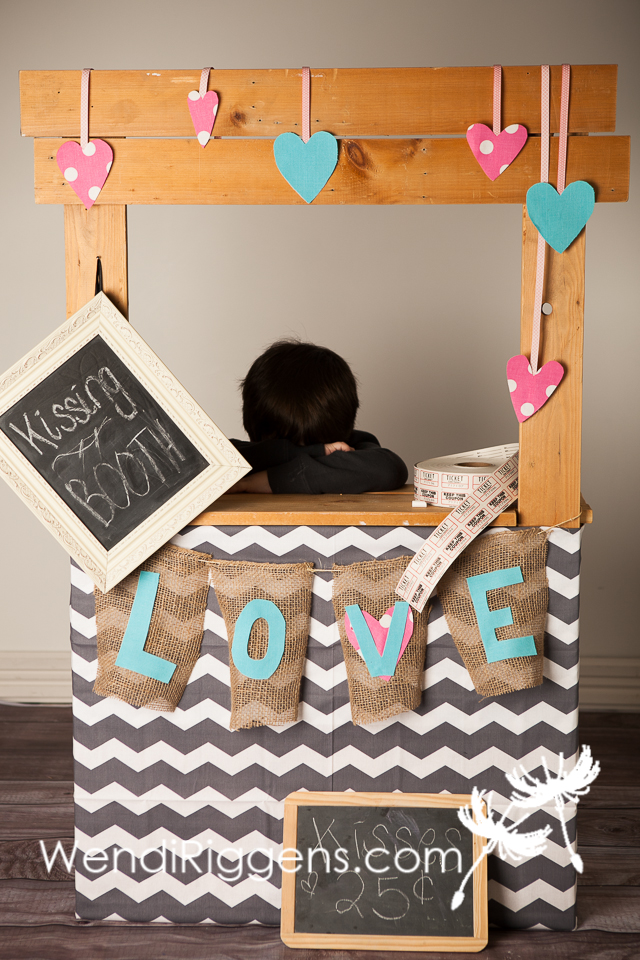 Valentine-Mini-Session-Kissing-Booth-41